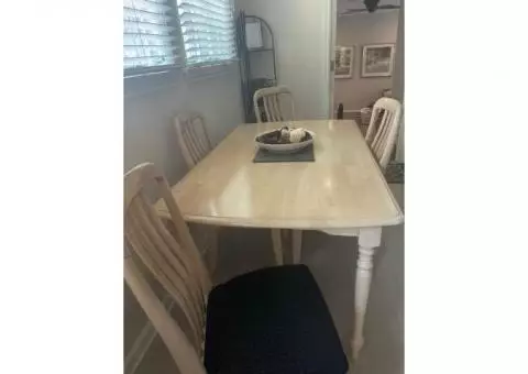 Light Wood Dining Set with 4 chairs